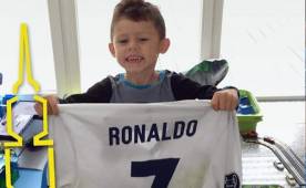 Curtys Aubameyang muy feliz de tener la camisa de Cristiano Ronaldo que su padre le llevó.