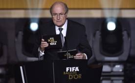 Joseph Blatter en el mensaje previo a la gala del Balón de Oro solidarizándose con Francia. (AFP)