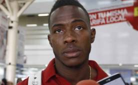 Maynor Figueroa se mostró serio a su llegada a San Pedro Sula.