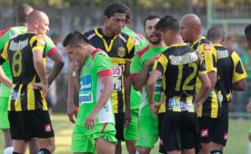 Marathón quedó con seis jugadores ante Real España y el duelo se dio por terminado a falta de 13 minutos. Foto Delmer Martínez