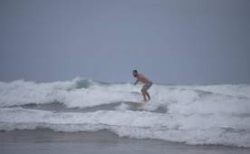 El futbolista del Real Madrid, Dani Carvajal, surfeando en playa Santa Teresa, Costa Rica. (Foto: Twitter Dani Carvajal Ramos)