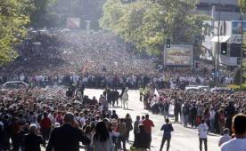 Aficionados esperaron el autobús del Real Madrid para mostrarle el apoyo total.
