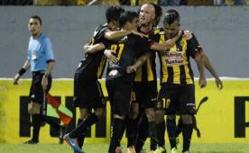 Ramiro Bruschi se estrenó con gol, aquí celebra con sus compañeros el segundo tanto del Real España que terminó ganando 3-1 al Platense. Foto Neptalí Romero