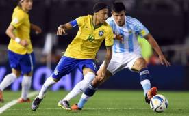 Brasil y Argentina rindieron un minuto de silencio en el Monumental en honor a las víctimas de los ataques en París. Foto AFP