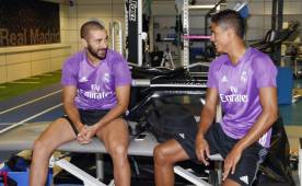 Fotografía facilitada por Realmadrid.com que muestra a Benzema y Varane durante el reconocimiento médico realizado.