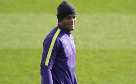El experimentado defensa belga, Vicent Kompany no le teme al Barcelona. (AFP)