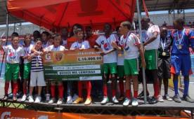 Los cipotes de la escuela San Antonio de Tela se coronaron campeones del Litoral Atlántico en Copa Gatorade y recibieron de premio 15 mil lempiras. Ahora le apuntan al Nacional. Foto DIEZ
