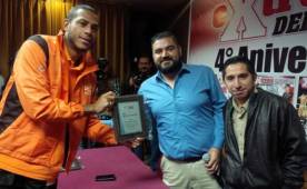 Eddie Hernández al momento de recibir el reconocimiento de parte del programa Extremo Noticias. (Foto: @CFCorrecaminos)