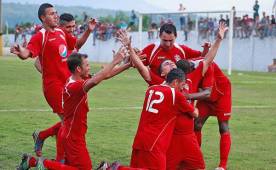 Julián Rápalo celebrando uno de sus dos goles que ayudaron al Villanueva a clasificar a semifinales.