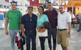 La familia de Devron García lo fue a despedir al aeropueto antes de su aventura en Estados Unidos. (Foto cortesía: Facebook Brent Ducker)