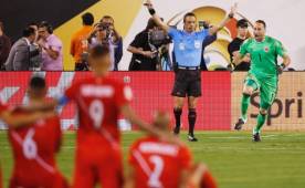 Daniel Ospina atrapó uno de los penales que lanzó la selección peruana.