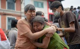 Víctimas lloran tristemente tras el devastador terremoto en Nepal.