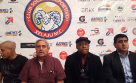 Hernán Medford en la mesa de presentación con los directivos de Xelajú. (Foto tomada de @Nuestrodiario)