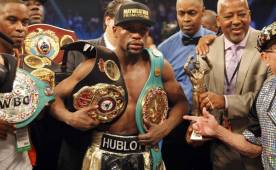 Mayweather todavía no le confirma al Consejo Mundial de Boxeo (CMB) la decisión sobre sus títulos welter y superwelter. Foto AFP