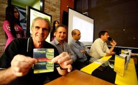 Mario Zanabria muestra orgullo esta novedad de Real España para su afición. (Fotos: Wendell Escoto)