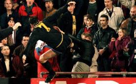 La histórica imagen que protagonizó Eric Cantona aquella noche de 1995.