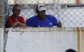El entrenador Horacio Londoño no ha podido ser inscrito en la Liga Nacional y ha dirigido desde afuera los encuentros del Social Sol. Foto Neptalí Romero