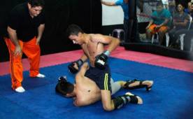 El segundo torneo de peleas de Artes Marciales Mixtas brindó choques emocionantes. Foto Neptalí Romero