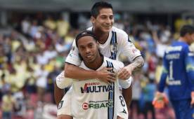 A Ronaldinho le bastaron 10 minutos en el estadio Azteca para demostrar todo su talento y le convirtió un doblete al América. Foto AFP