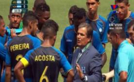 Jorge Luis Pinto aprovechó la pausa para girar indicaciones a sus pupilos y buscar recuperar el balón ante una peligrosa Argentina.