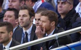 Nacho, Jesé y Xabi Alonso presenciando el partido de gran final de Champions.