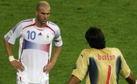 Zidane observa con cara de pocos amigos a Gianluigi Buffón, que intenta dirigirse hacia él durante la final de Alemania 2006.