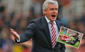 El estratega reclamó airadamente al árbitro central por la jugada.