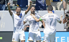 Gio dos Santos anotó un bonito gol cuando enfrentó al arquero del New York City.