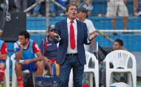 Jorge Luis Pinto Afanador dirigiendo a Costa Rica ante Honduras en la elminatoria rumbo a Brasil 2014.