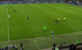 Este es el momento en que el hincha del Wolfsburgo ingresó a la cancha.