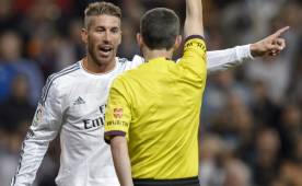Sergio Ramos reclama fuertemente a Undiano Mallenco luego de expulsarlo ante Barcelona.