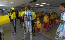 Momento en que el niño espera le estrecha la mano a Messi.