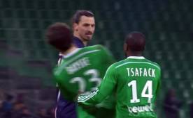 Ibrahimovic quiso minimizar al defensor del Saint Etienne y este le terminó pagando con la misma moneda.