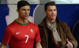 Cristiano Ronaldo posando con su estatua el día que fue develada.