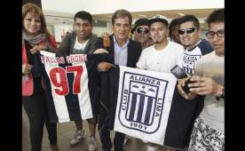 El entrenador recibió el cariño de los aficionados del Alianza Lima. Foto cortesía Libero.pe.