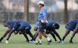 El entrenador de la Selección de Honduras, Jorge Luis Pinto en pleno entrenamiento esta tarde en Belo Horizonte preparando el equipo para enfrentar a Nigeria.