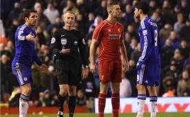 El pleito entre Henderson y Diego Costa inició en el campo y se trasladó al túnel de los vestuario de Anfield donde estuvieron a punto de irse a los golpes. Foto AFP