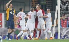 Jugadores del Inter de Milán festejan los goles que les dio finalmente un triunfo.