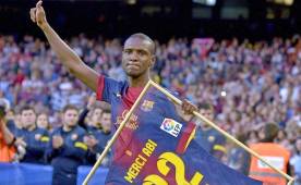 Abidal recibiendo un reconocimiento con el Barcelona.