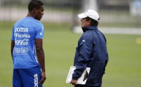 Jorge Luis Pinto habla amplio y tendido con Brayan Beckeles durante el entreno en Dallas.