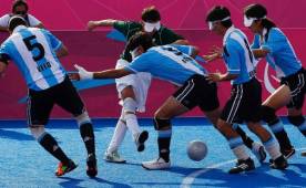 El fútbol 5 es practicado con personas con discapacidad visual.