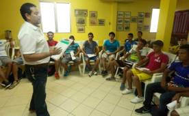 El profesor Juan Urbina en la primera clase impartida este jueves en la sede aurinegra. (Foto: Wendell Escoto)