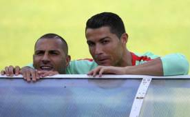 Cristiano junto a Quaresma durante el ojazo que le tiraron a una periodista. Foto AFP.