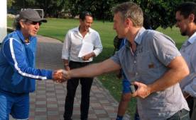 Roca saludó al 'Mágico' González en su visita a El Salvador. 'Continúa siendo un crack, con sus virtudes y sus vicios', dijo. Foto elmundo.sv