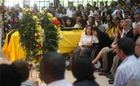 La misa de cuerpo presente fue en la iglesia San Vicente de Paul. Su esposa (en sillas de ruedas) estuvo en primera fila. FOTO Neptalí Romero