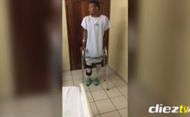 Imagen de Luis Garrido dando sus primeros pasos en el hospital.