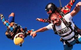 El delantero francés del Real Madrid Karim Benzema saltó en paracaídas durante sus recientes vacaciones en Dubai. Foto Twitter