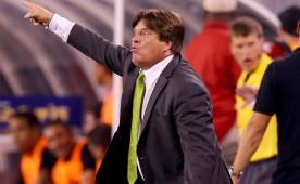 El 'Piojo' Herrera estuvo inquieto dando indicaciones en el área técnica. (Foto: AFP)