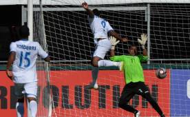 Con gol de cabeza al minuto 44, Anthony Lozano puso a Honduras en el repechaje a Copa Oro 2014. Foto AFP