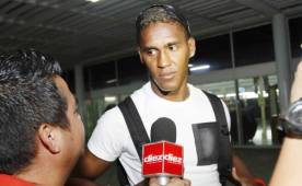 Momentos cuando el defensor del Necaxa de México, Bryan Beckeles, atendía a Diario DIEZ en el aeropuerto de San Pedro Sula. Foto DIEZ - Delmer Martíez